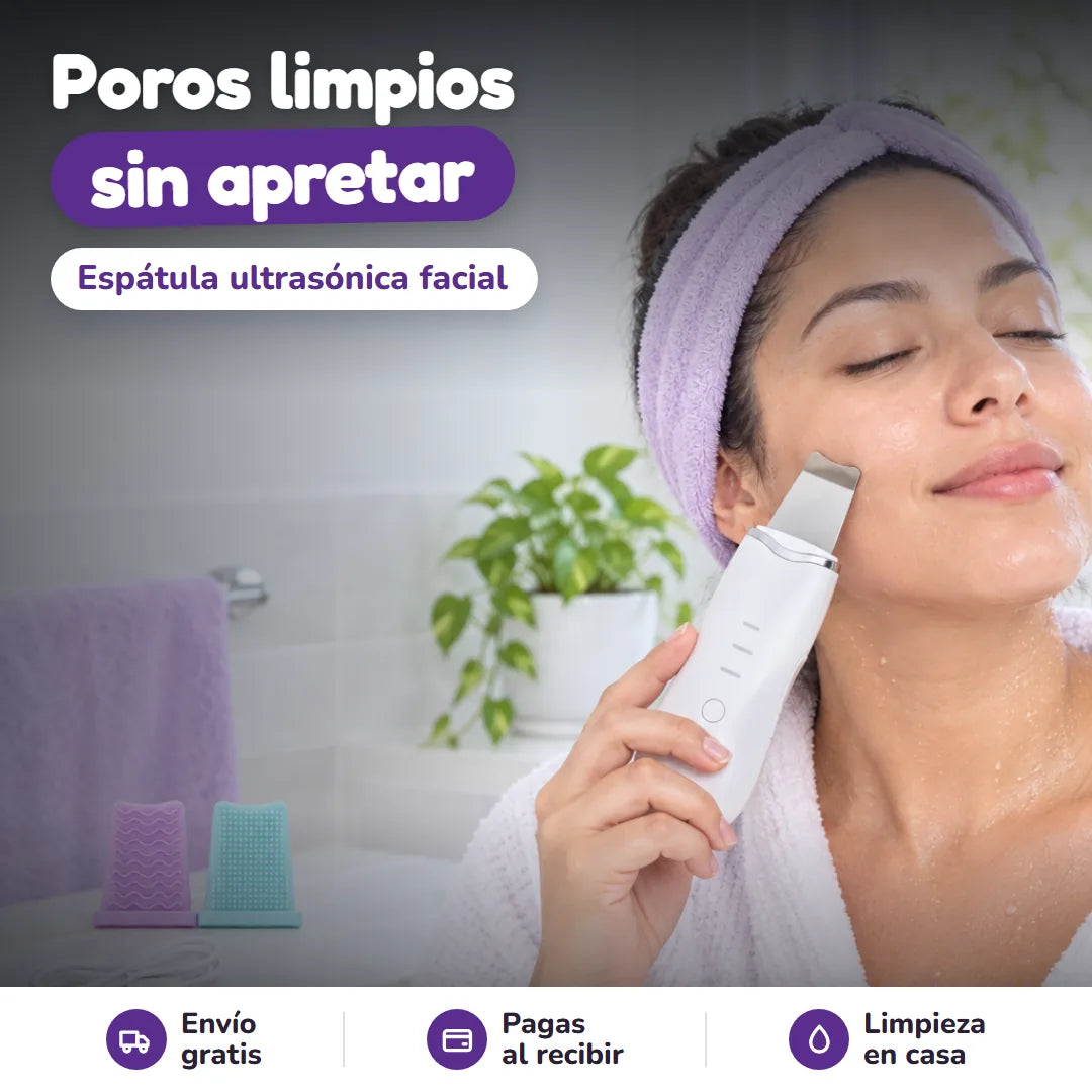Mujer en su baño deslizando la espátula ultrasónica blanca por la mejilla húmeda