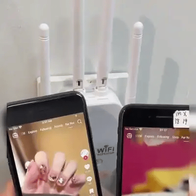 Repetidor WiFi enchufado y dos celulares reproduciendo videos sin cortes