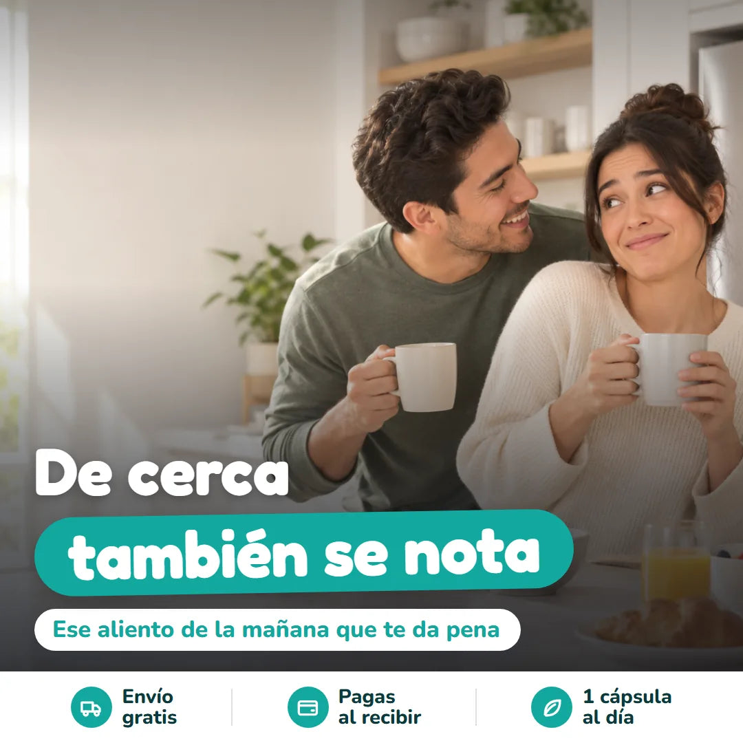 Pareja desayunando: él le habla de cerca y ella se echa para atrás con una sonrisa incómoda