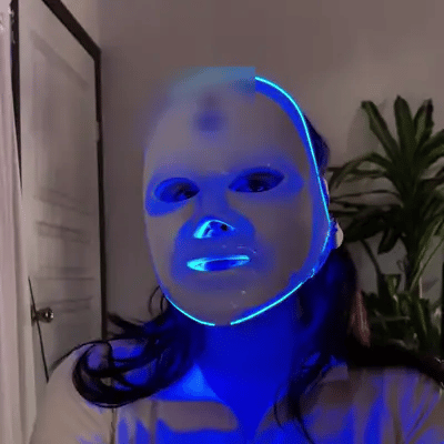 Máscara LED puesta cambiando entre luz azul y morada